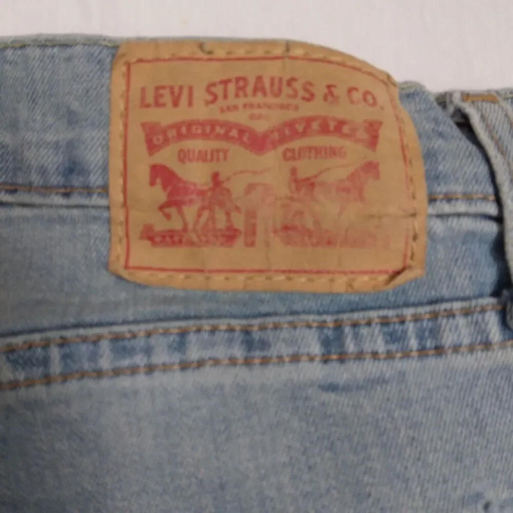 Levi's Boyfriend Jeans Light Wash Denim Distressed Women's Size 32
